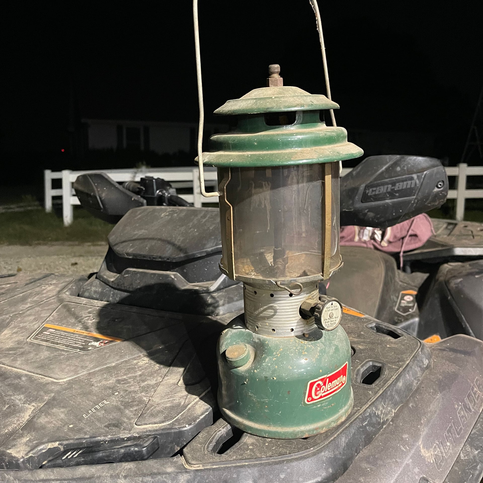 Vintage Coleman Model 220F Double Mantle Lantern 2