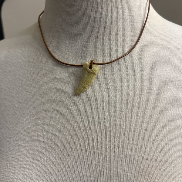 Unbranded Faux Animal Tooth Pendant Necklace
