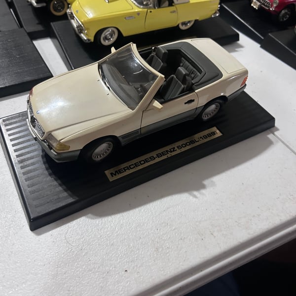 Road Tough 1:18 Scale Mercedes Benz 500SL 1989 White Convertible Die Cast