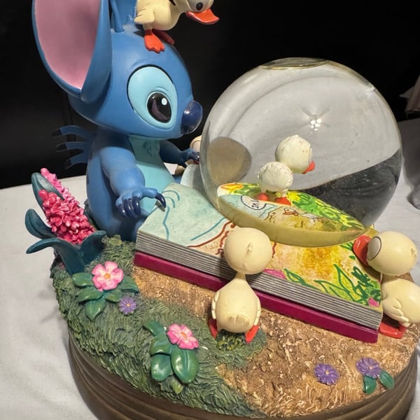 DISNEY RARE 2007 LE Lilo & Stitch Ugly Duckling Music Snow Globe 8.5"