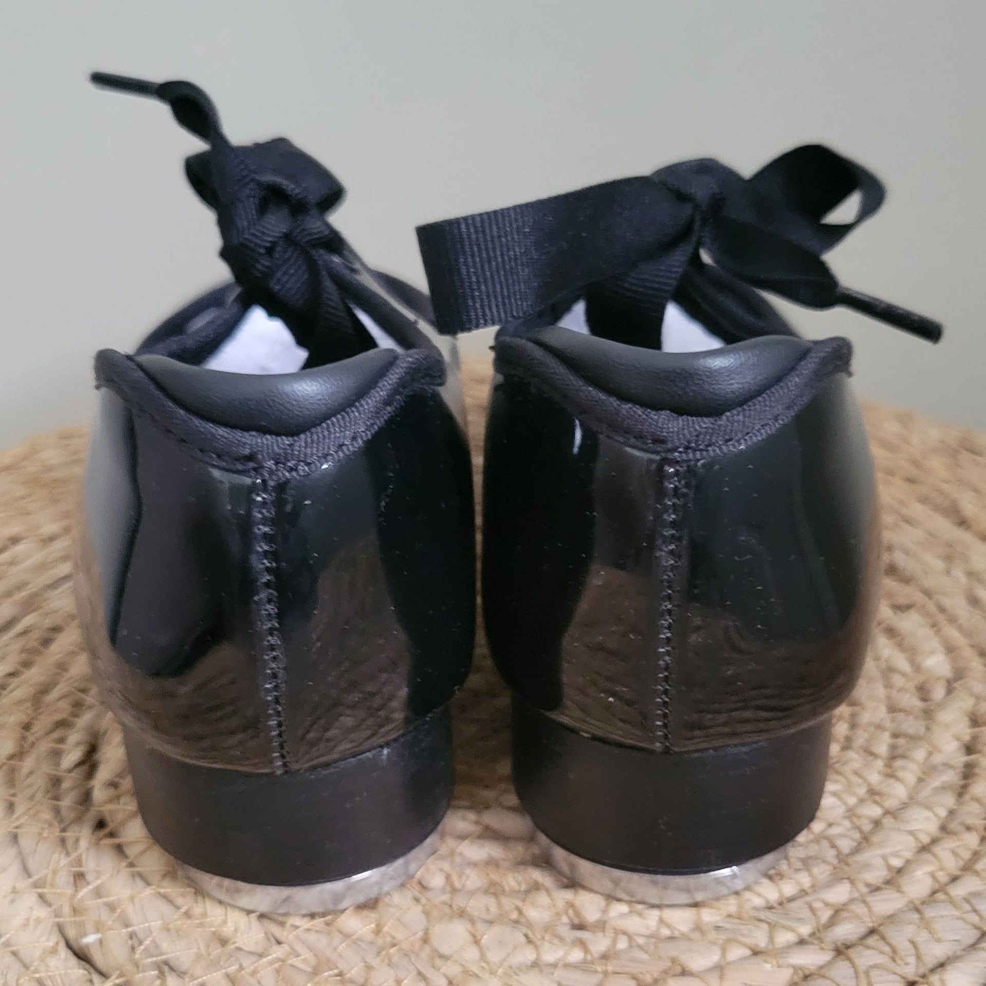 Capezio Jr. Tyette Patent Black Tap Shoes Kids, Size 4, New 7