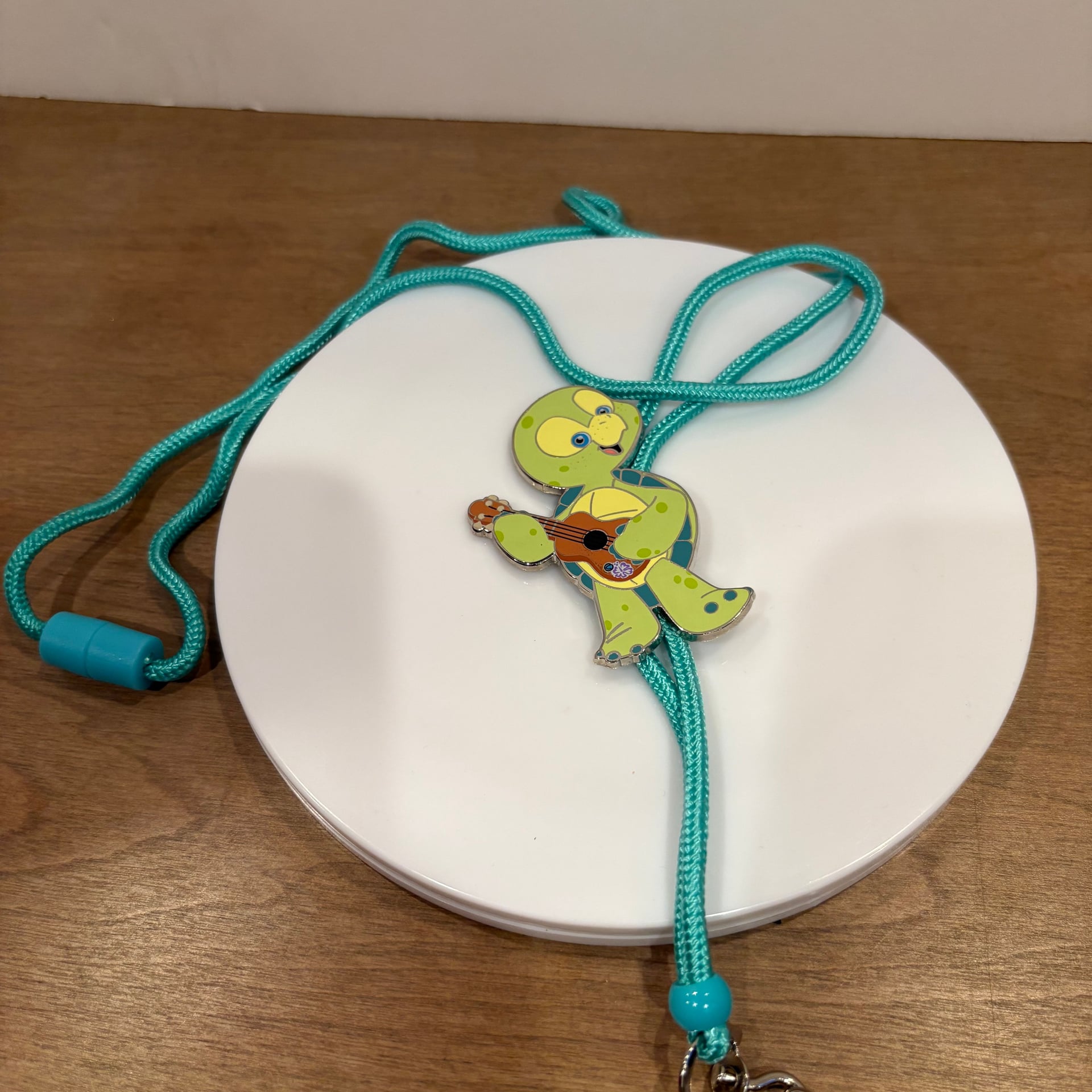 D23 Expo Disney Bolo WDI Aulani Duffy & Friends Olu Mel Turtle Lanyard 2