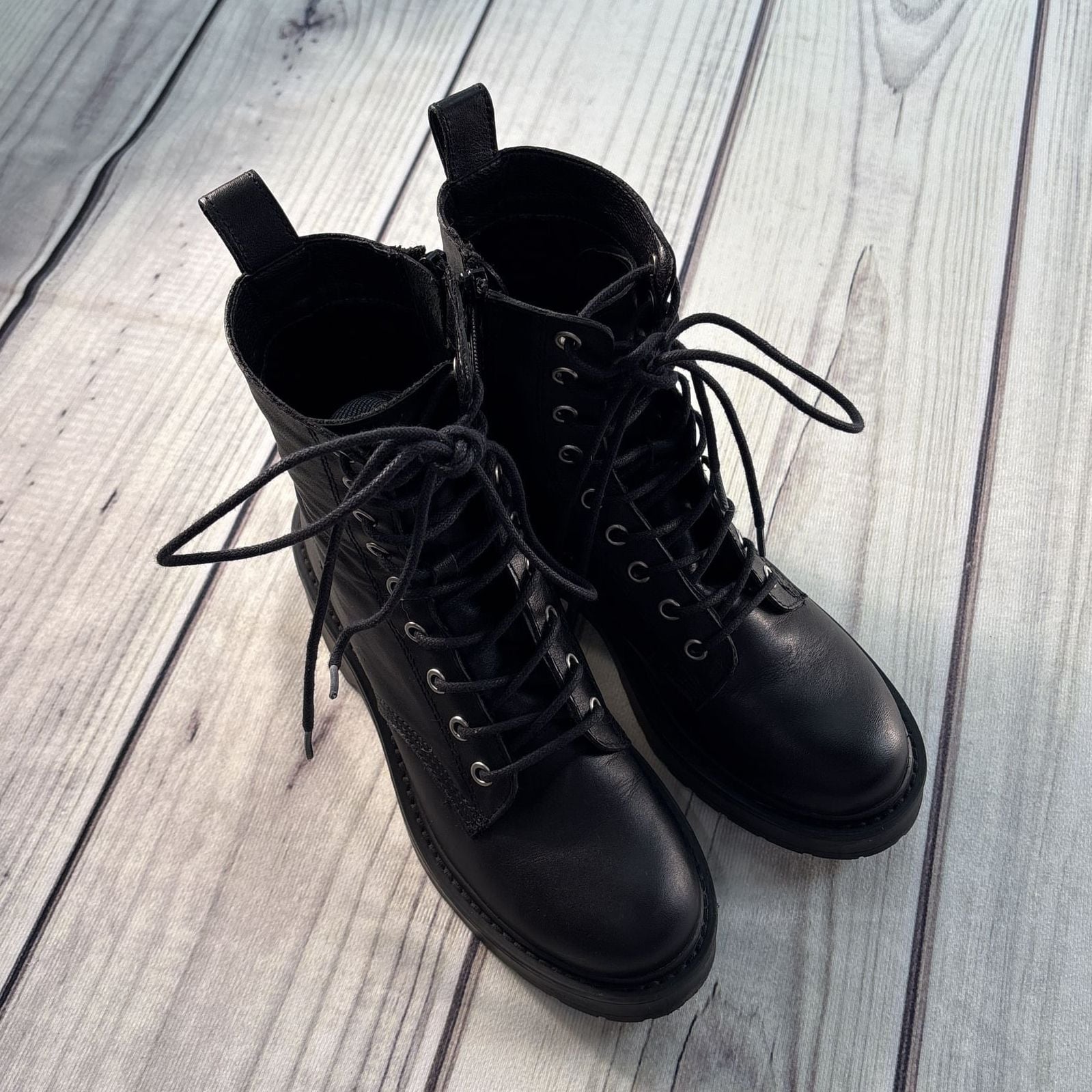 Steve Madden Tornado Combat style Boots Black Leather Lace-Up Size 6 EUC 2