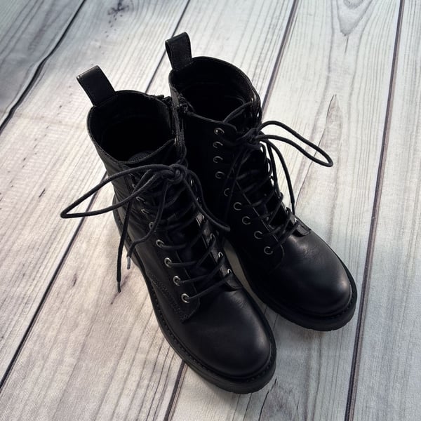 Steve Madden Tornado Combat style Boots Black Leather Lace-Up Size 6 EUC
