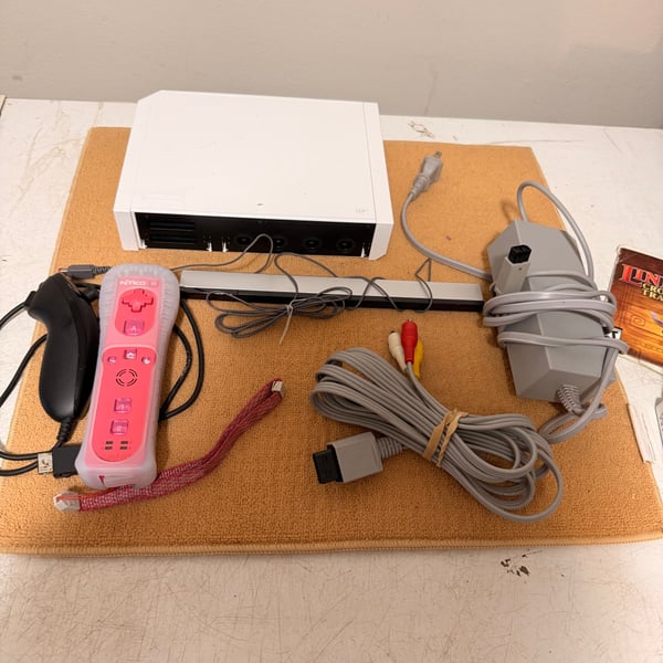 Nintendo Wii Console RVL-001 White Bundle with Controller and Cords
