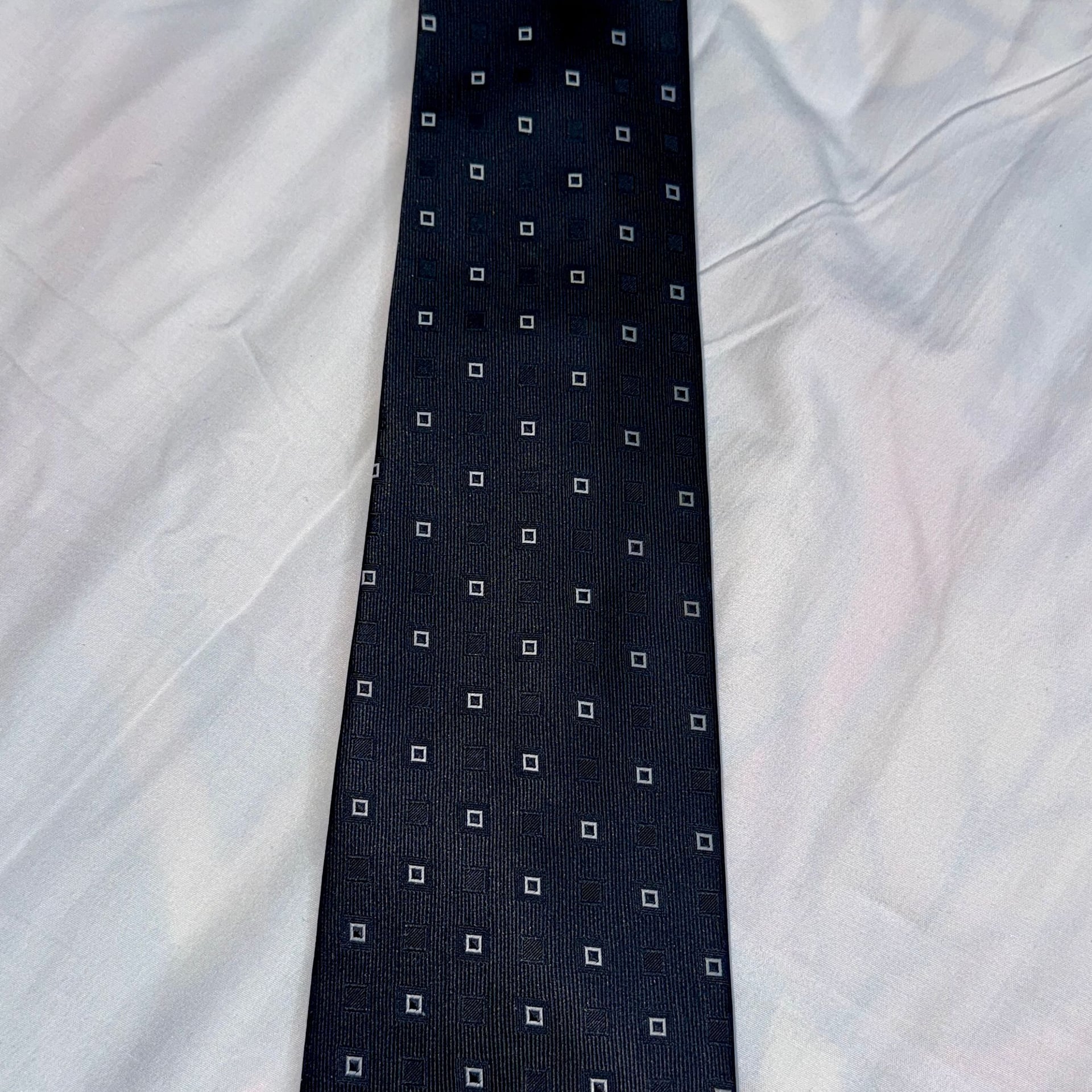 Oleg Cassini Italian Silk finished microfiber Dotted Diamond Geometric Men's Tie 1