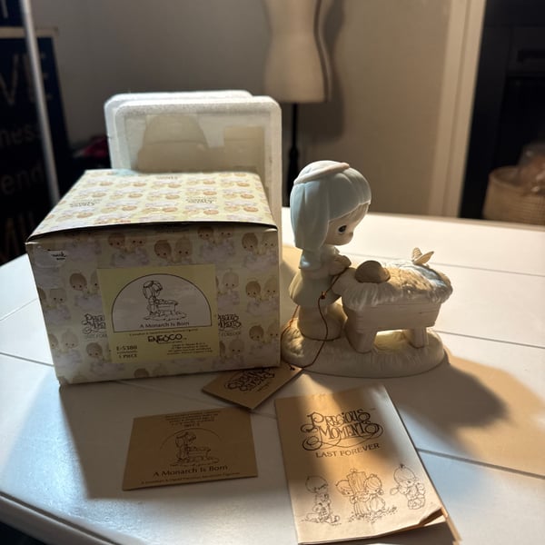 Vintage 1984 Precious Moments Figurine 'A Monarch Is Born' E-5380 NIB