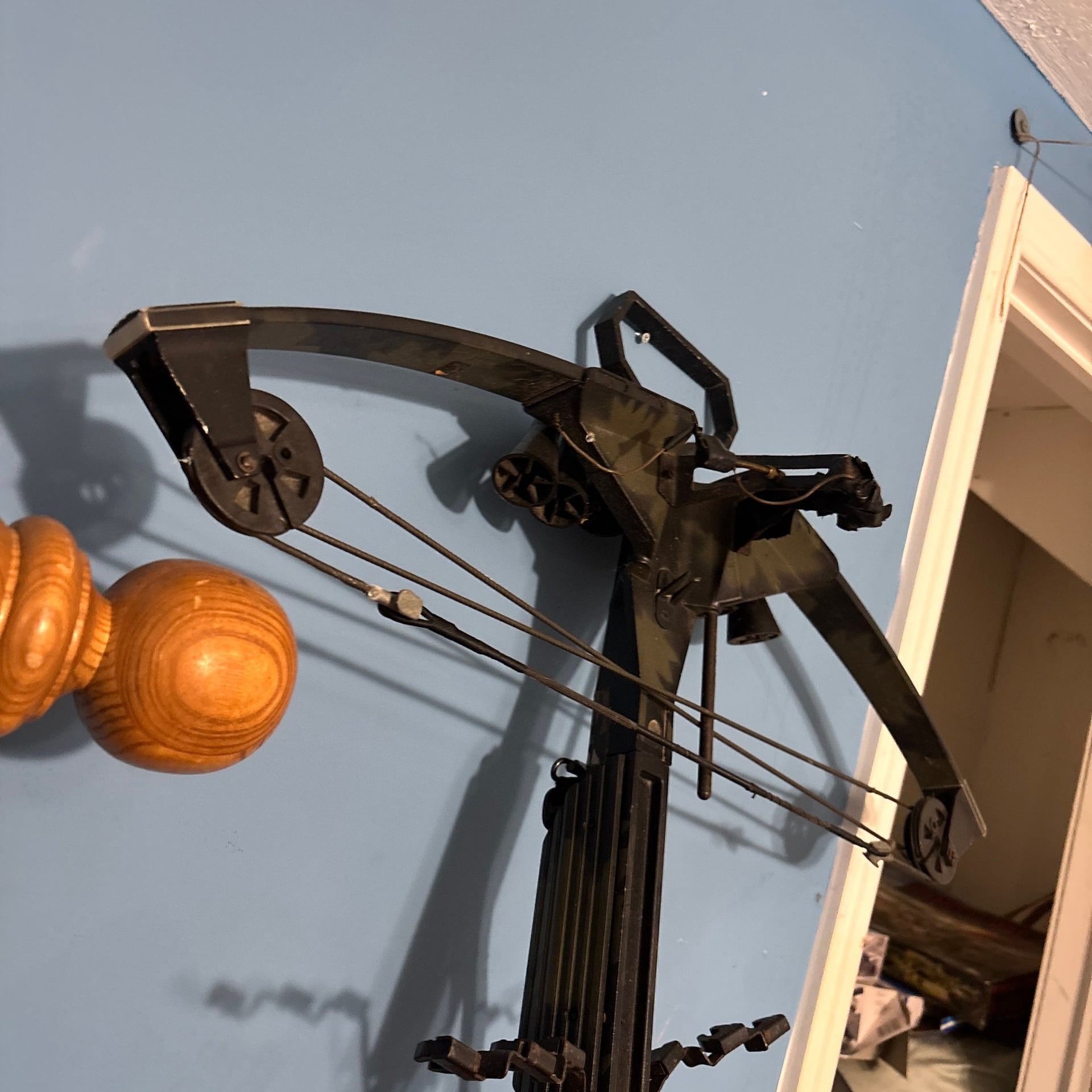 The Walking Dead Daryl Dixon Crossbow Table Lamp 2