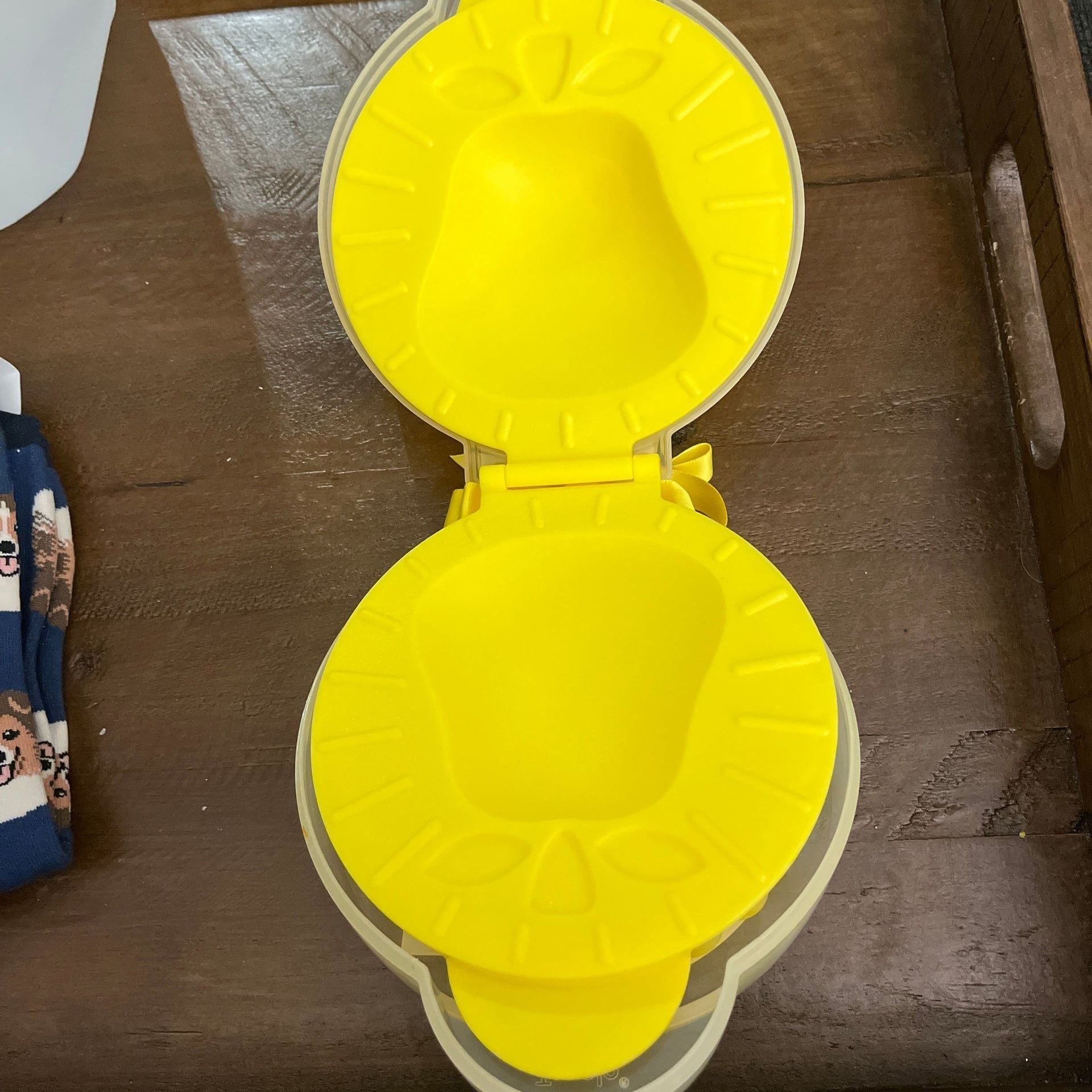 Tovolo Petite Pie Mold w/Case & Recipes Yellow Pear - New 1