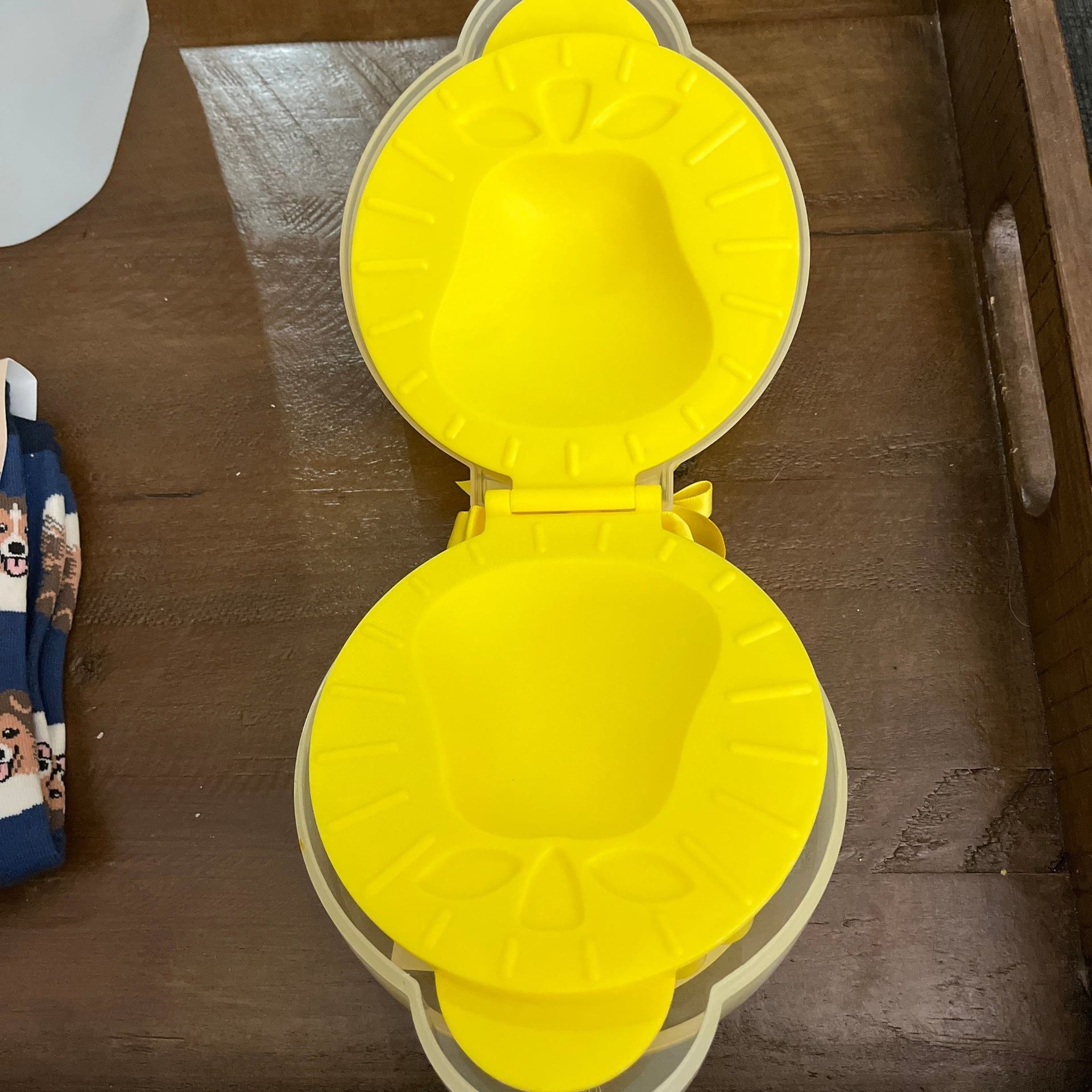 Tovolo Petite Pie Mold w/Case & Recipes Yellow Pear - New 2