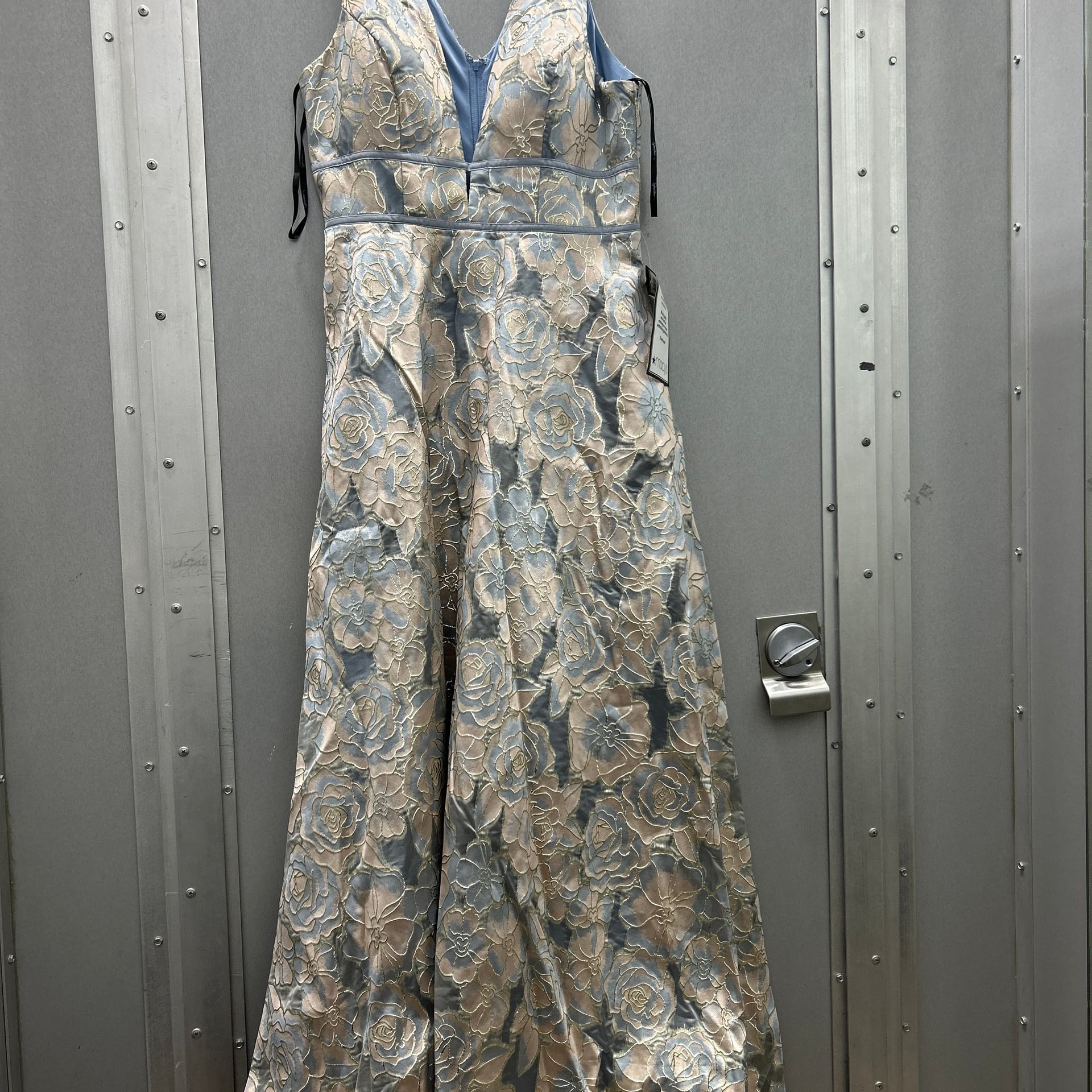 Speechless Juniors Floral Jacquard V-Neck Metallic Prom Gown 1