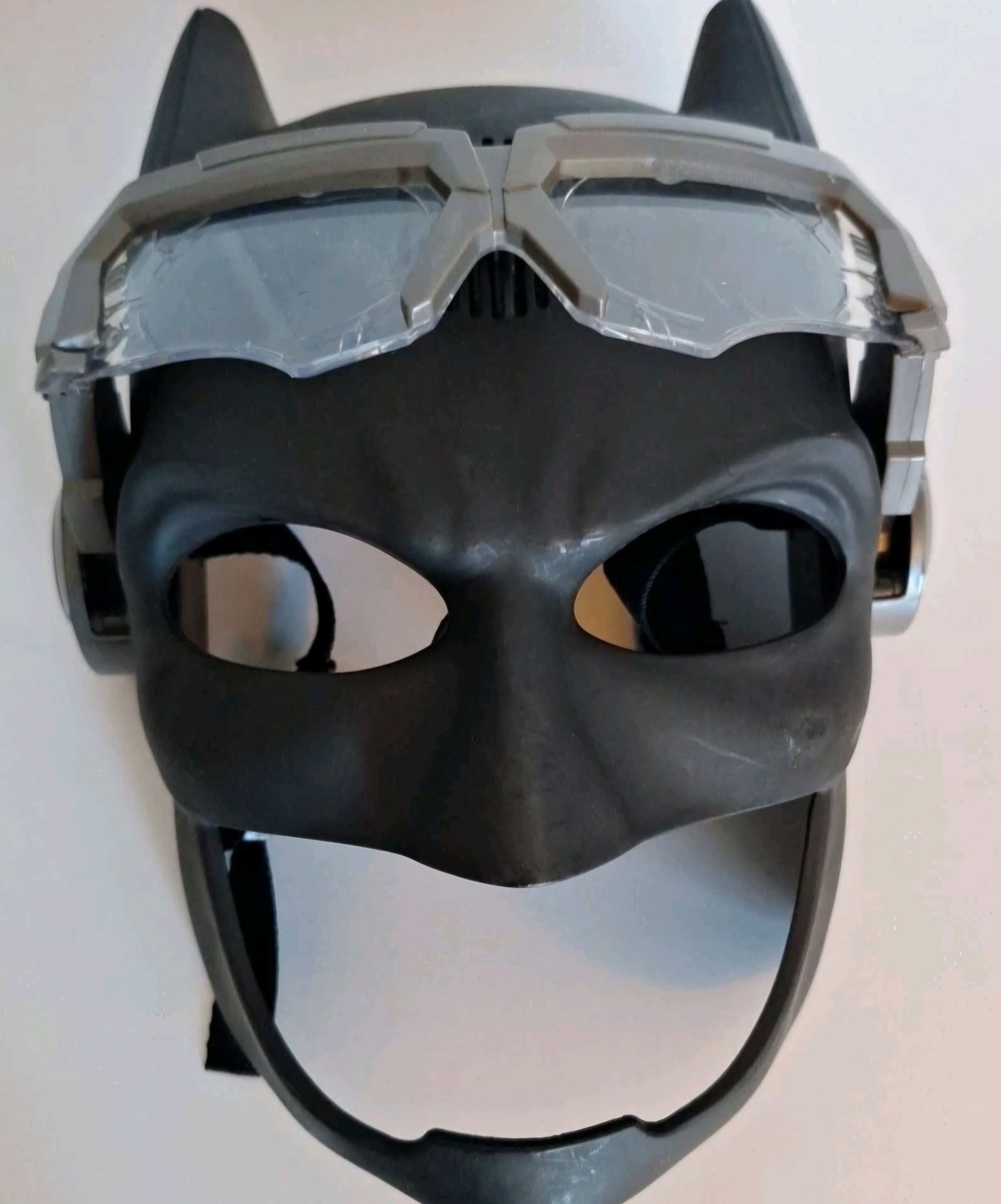 Mattel DC Justice League Batman Voice Changing Tactical Light-Up Helmet 1