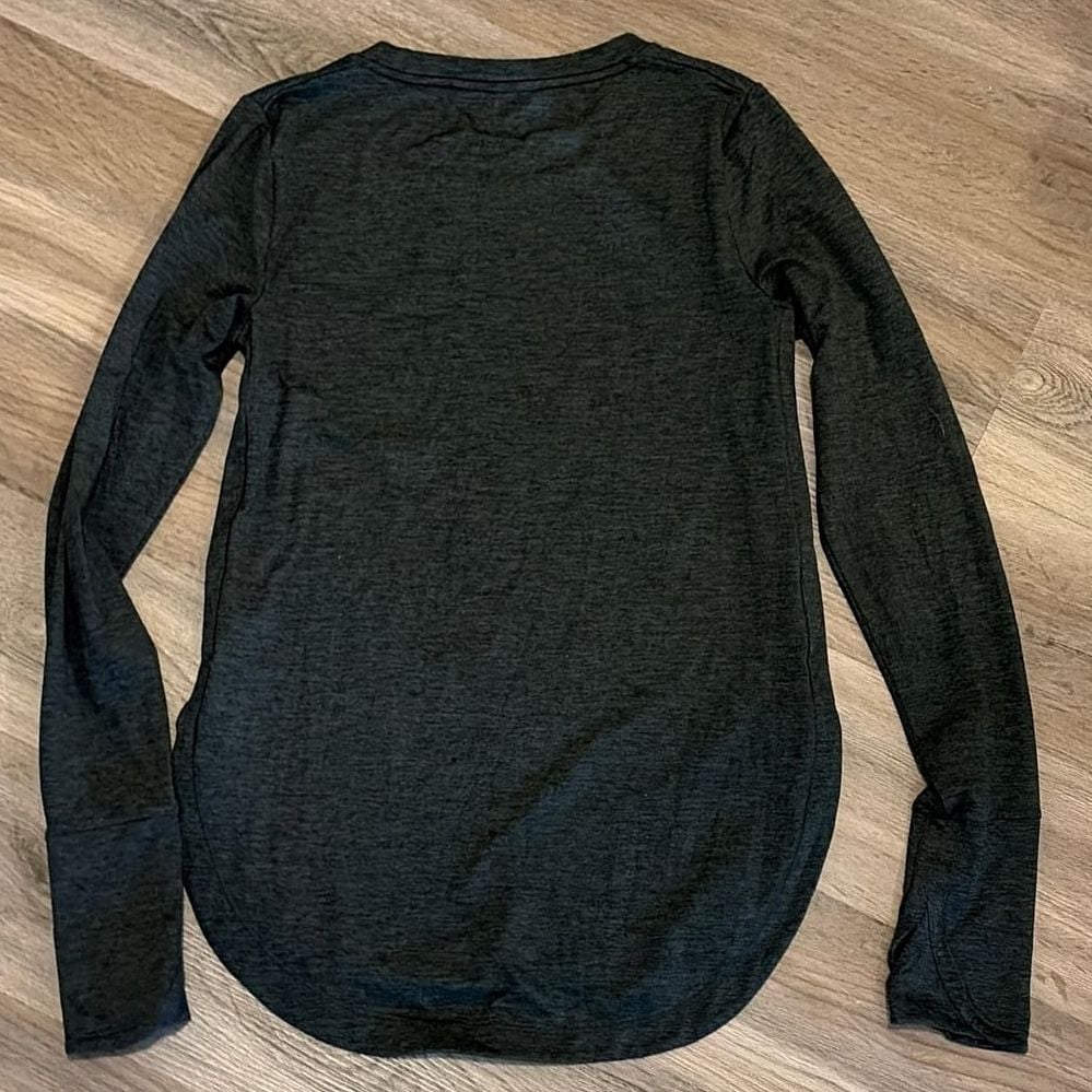 Athleta Uptempo Long Sleeve Tee in Charcoal Heather Grey with Thumbholes 5