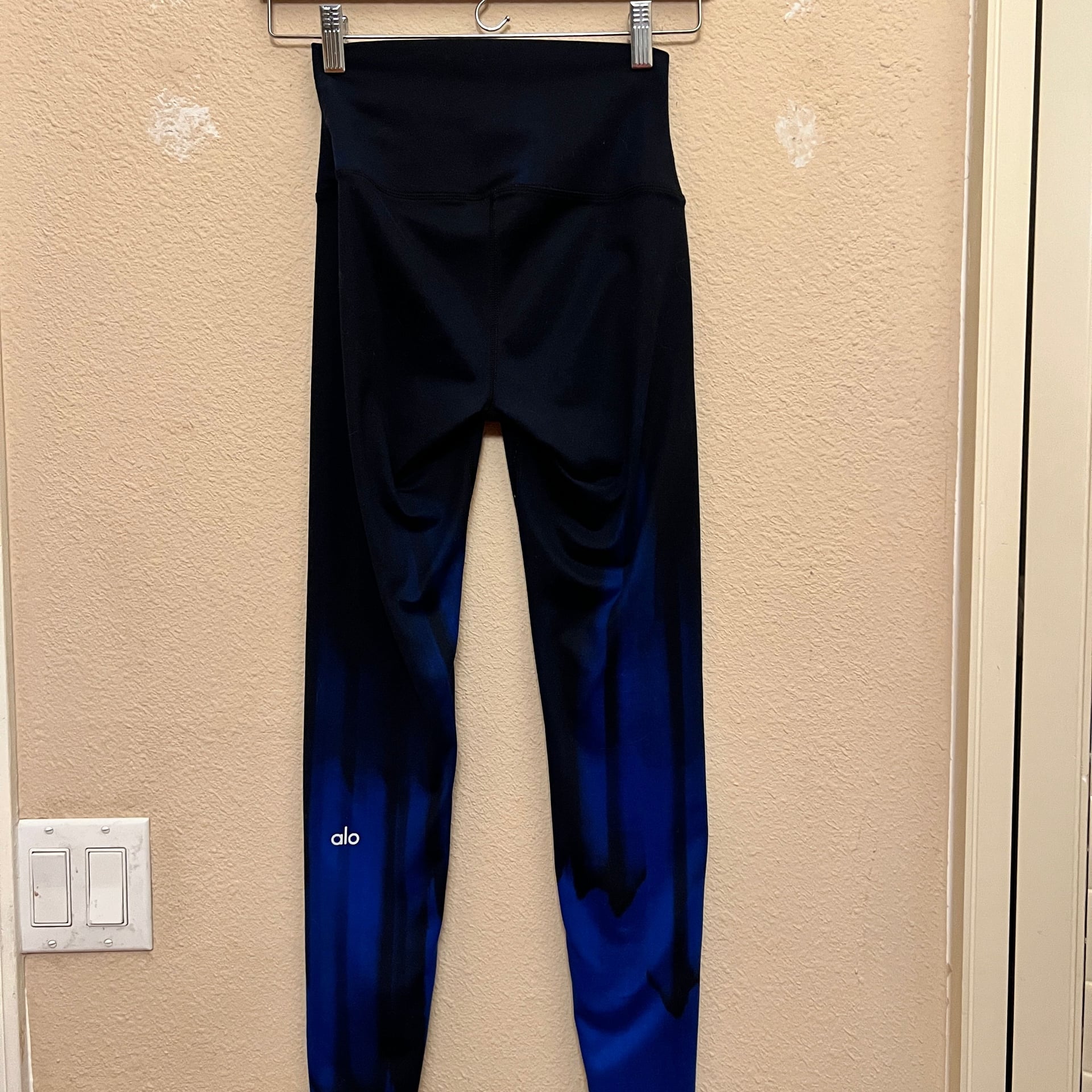 Alo Yoga High-Waist Blue and Black Ombre Brushstroke Leggings 3