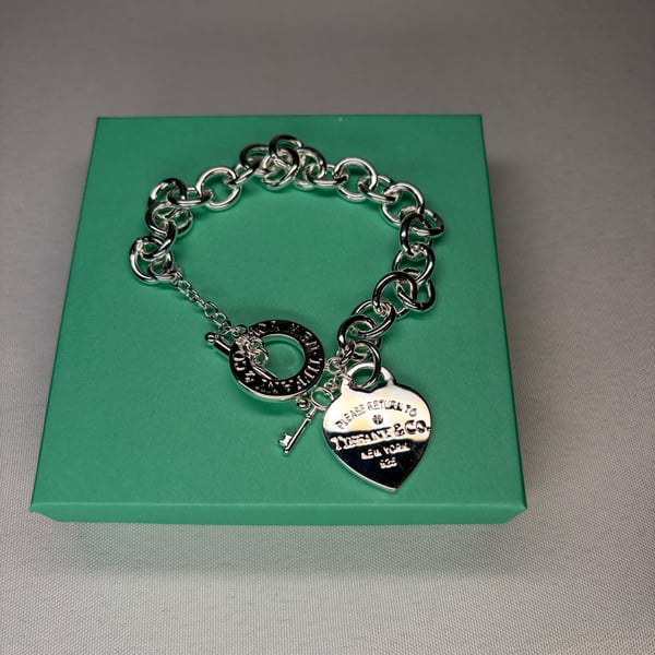 Elegant Heart Toggle Charm Bracelet 18 cm