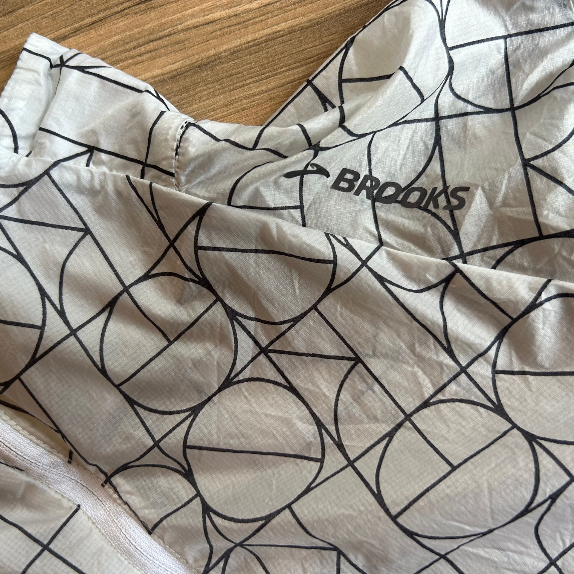Brooks run happy Women's Reflective Running Jacket Size Large 4