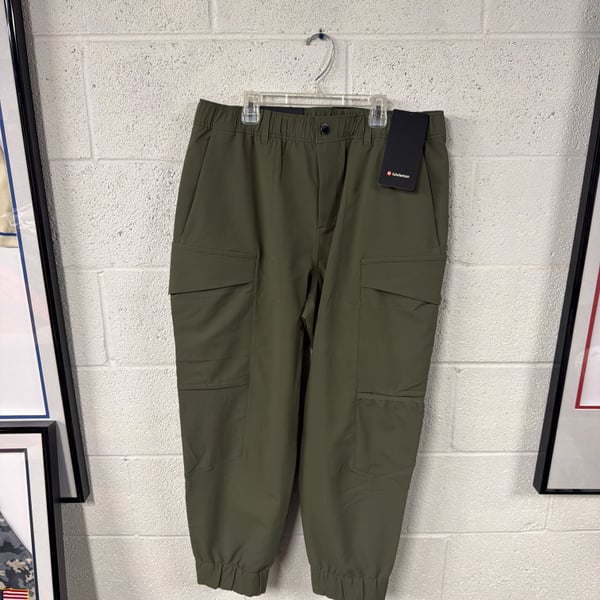 Lululemon Cargo Pocket Jogger Relaxed Tapered Fit in Army Green