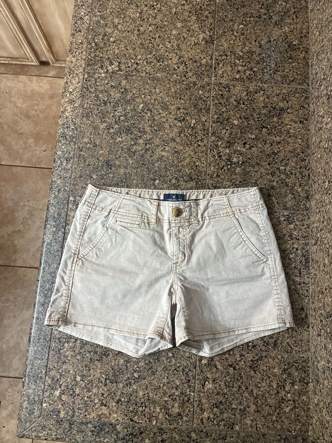 American Eagle Women's Stretch Khaki Shortie Chino Shorts size 6 2