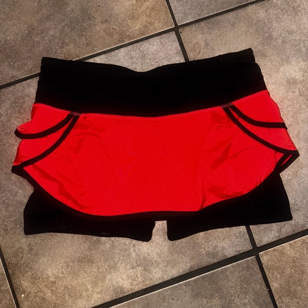 Lululemon Women's Run Speed Squad Skirt Skort Short Size 6 Pristine Condition