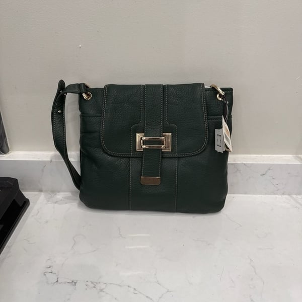Liz Claiborne Leather Purse - Very Soft - Multiple Pockets Green
