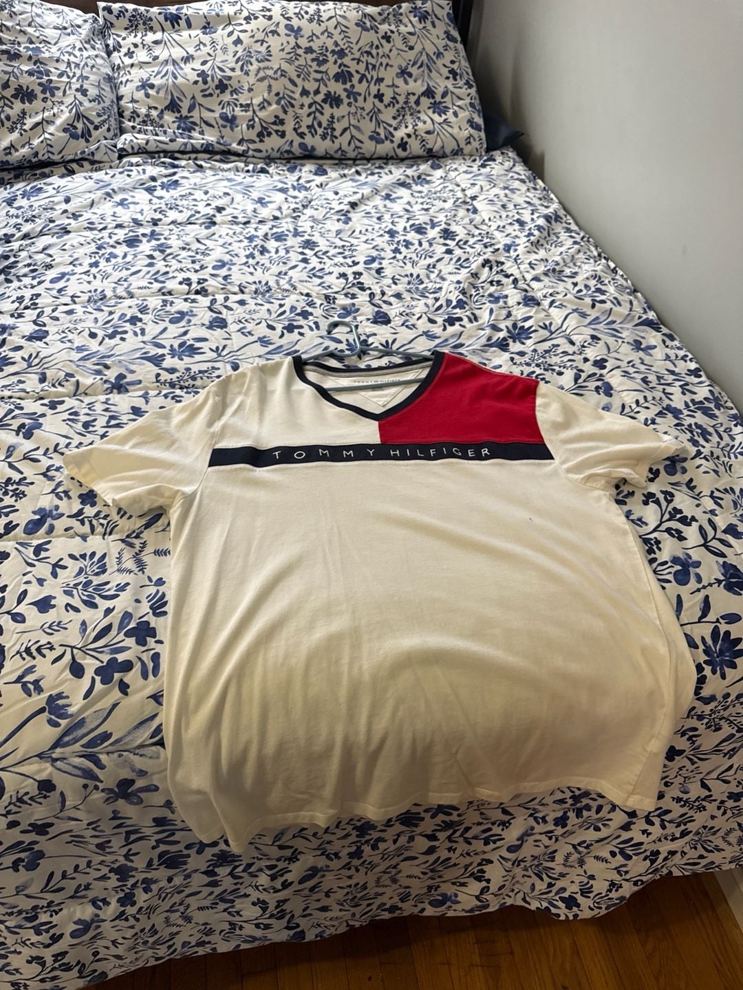 Tommy Hilfiger Men's Colorblock Flag Stripe Logo V-Neck T-Shirt 2
