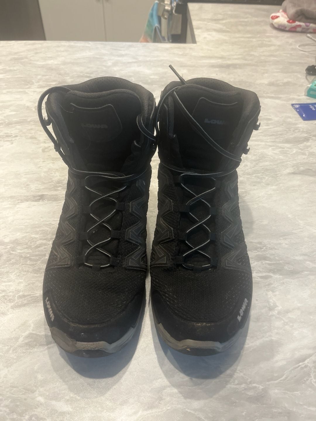Lowa Men's Classic Hiking Boot, Black, 6 : : Clothing, Shoes & Accessories, CA used 1 time like brand new 1