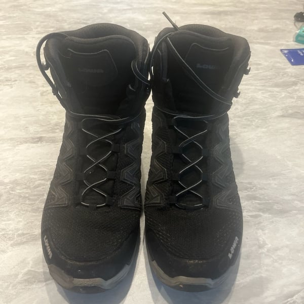 Lowa Men's Classic Hiking Boot, Black, 6 : : Clothing, Shoes & Accessories, CA used 1 time like brand new 