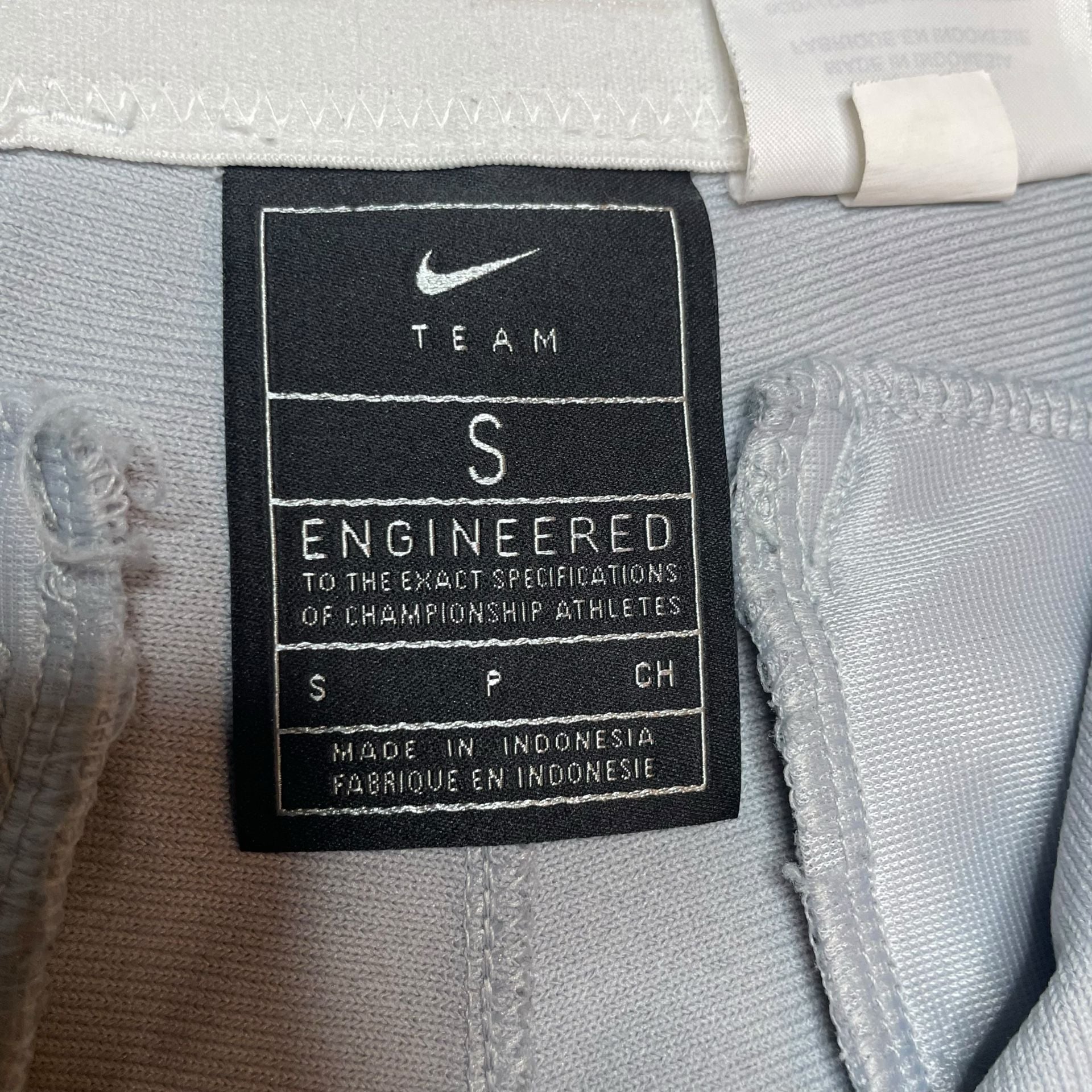 Nike Team Gray Baseball Pants Youth Small Swoosh Logo
Description:
Nike Team baseball pants in light gray, size Youth Small. Features snap closure, zip fly, belt loops, and embroidered black Nike swoosh on front. Durable polyester material built for game 4