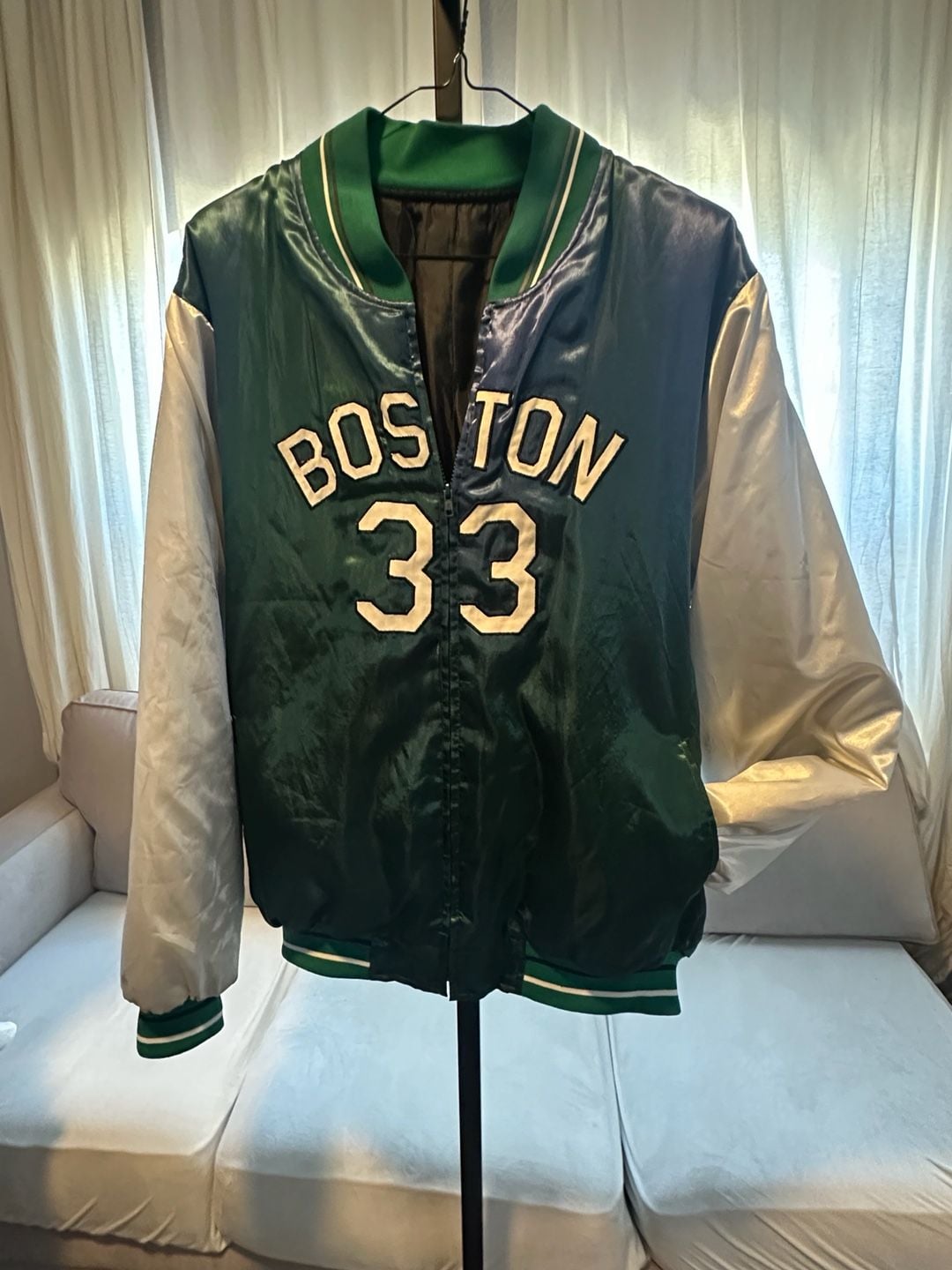 💚Vintage 90s Chalk Line NBA Boston Celtics Larry Bird #33 Satin Bomber Jacket. 💚
Serving major retro sports vibes! This vintage Boston #33 satin bomber jacket features a rich green body with crisp white sleeves and classic varsity striping at the collar, 2