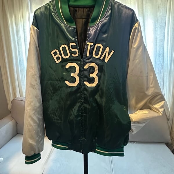 💚Vintage 90s Chalk Line NBA Boston Celtics Larry Bird #33 Satin Bomber Jacket. 💚
Serving major retro sports vibes! This vintage Boston #33 satin bomber jacket features a rich green body with crisp white sleeves and classic varsity striping at the collar,
