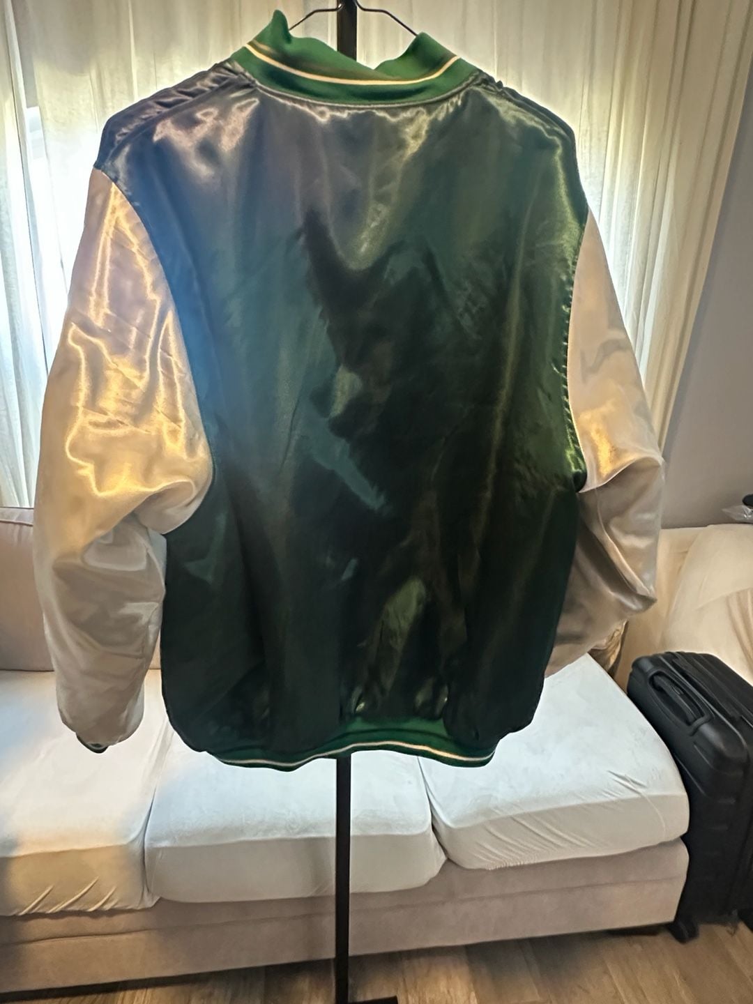 💚Vintage 90s Chalk Line NBA Boston Celtics Larry Bird #33 Satin Bomber Jacket. 💚
Serving major retro sports vibes! This vintage Boston #33 satin bomber jacket features a rich green body with crisp white sleeves and classic varsity striping at the collar, 3