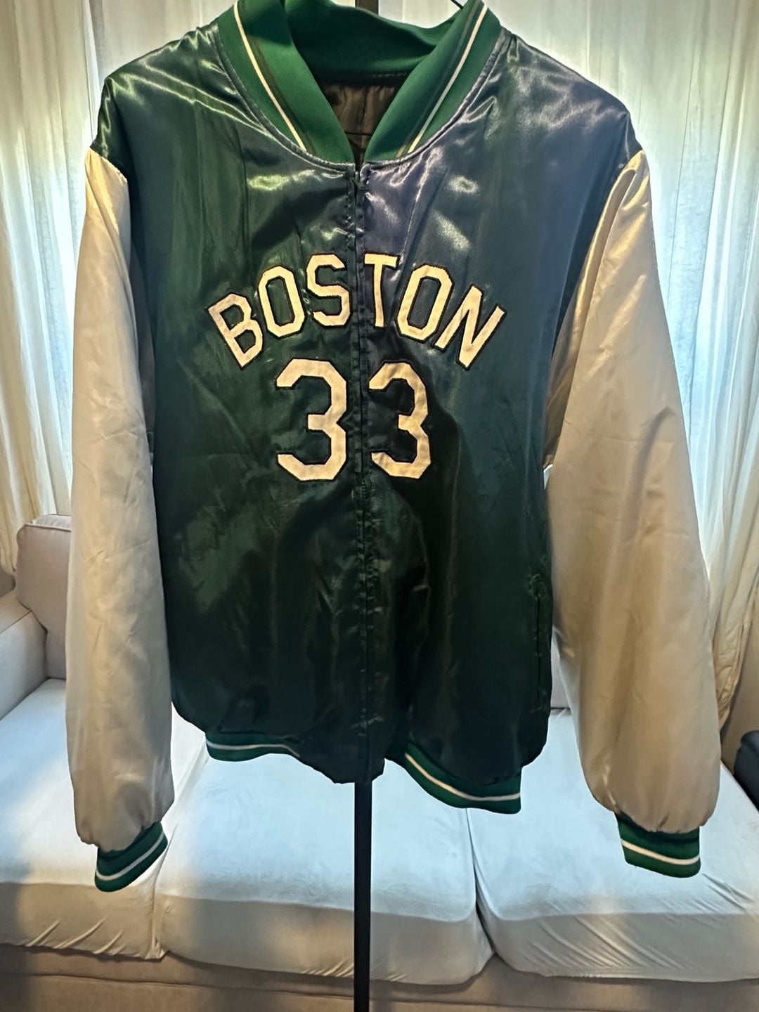 💚Vintage 90s Chalk Line NBA Boston Celtics Larry Bird #33 Satin Bomber Jacket. 💚
Serving major retro sports vibes! This vintage Boston #33 satin bomber jacket features a rich green body with crisp white sleeves and classic varsity striping at the collar, 4
