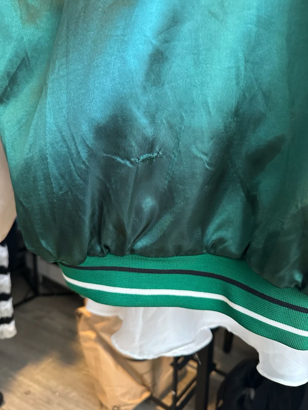 💚Vintage 90s Chalk Line NBA Boston Celtics Larry Bird #33 Satin Bomber Jacket. 💚
Serving major retro sports vibes! This vintage Boston #33 satin bomber jacket features a rich green body with crisp white sleeves and classic varsity striping at the collar, 5
