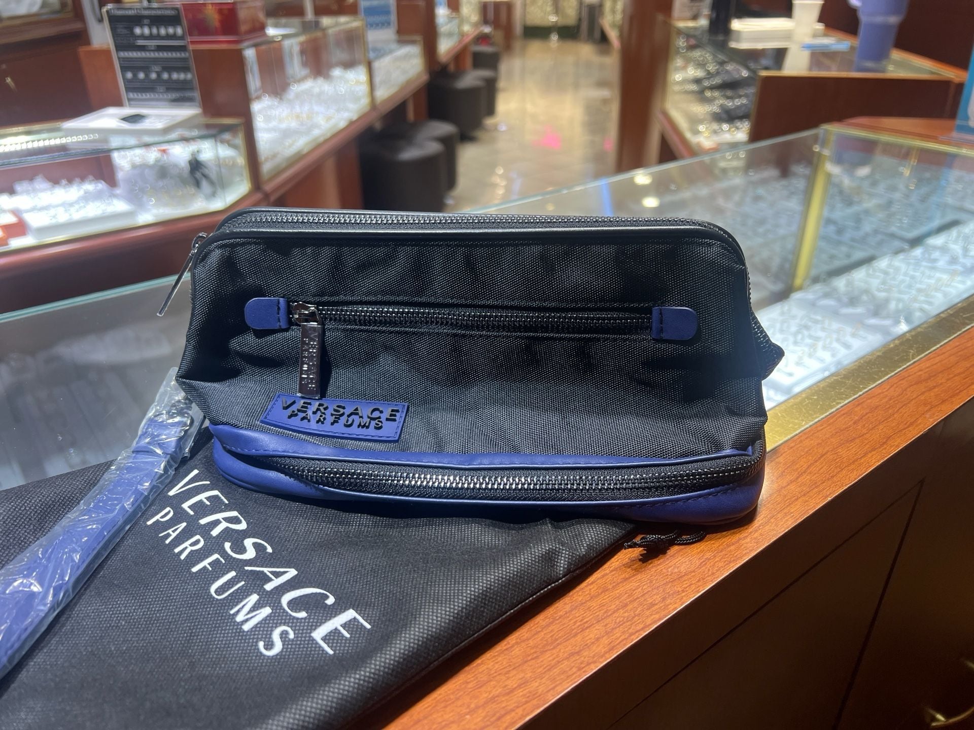 Versace men’s parfums toiletry bag travel size 4