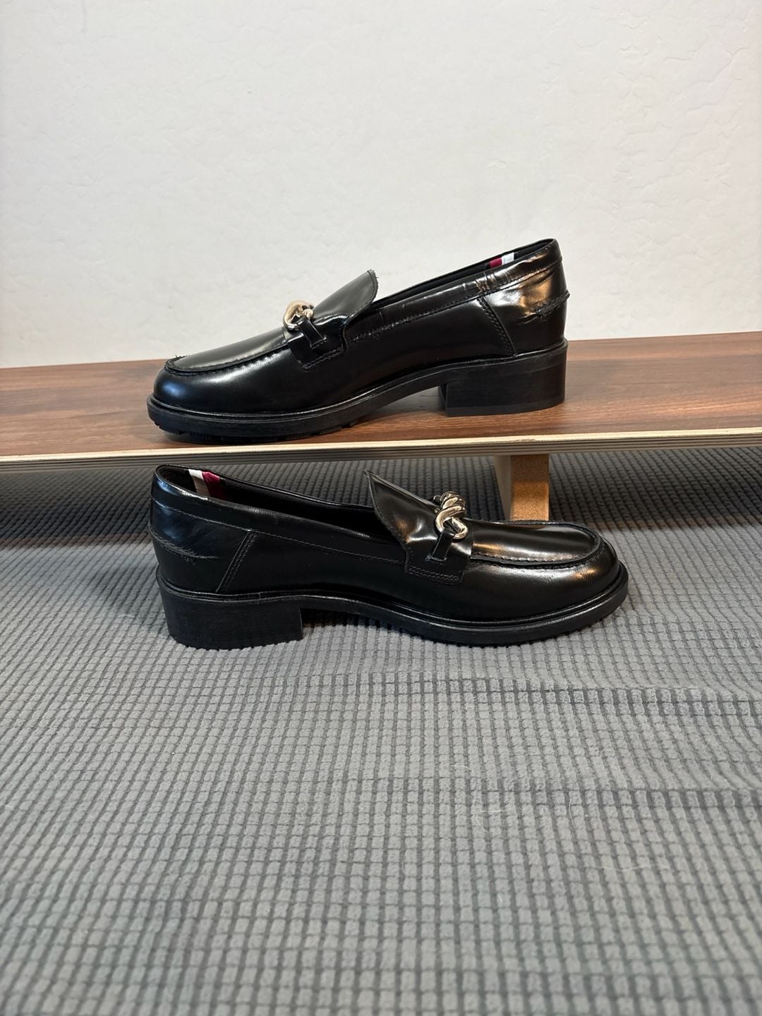 Tommy Hilfiger Twist Chain Leather Moccasion Loafers 7