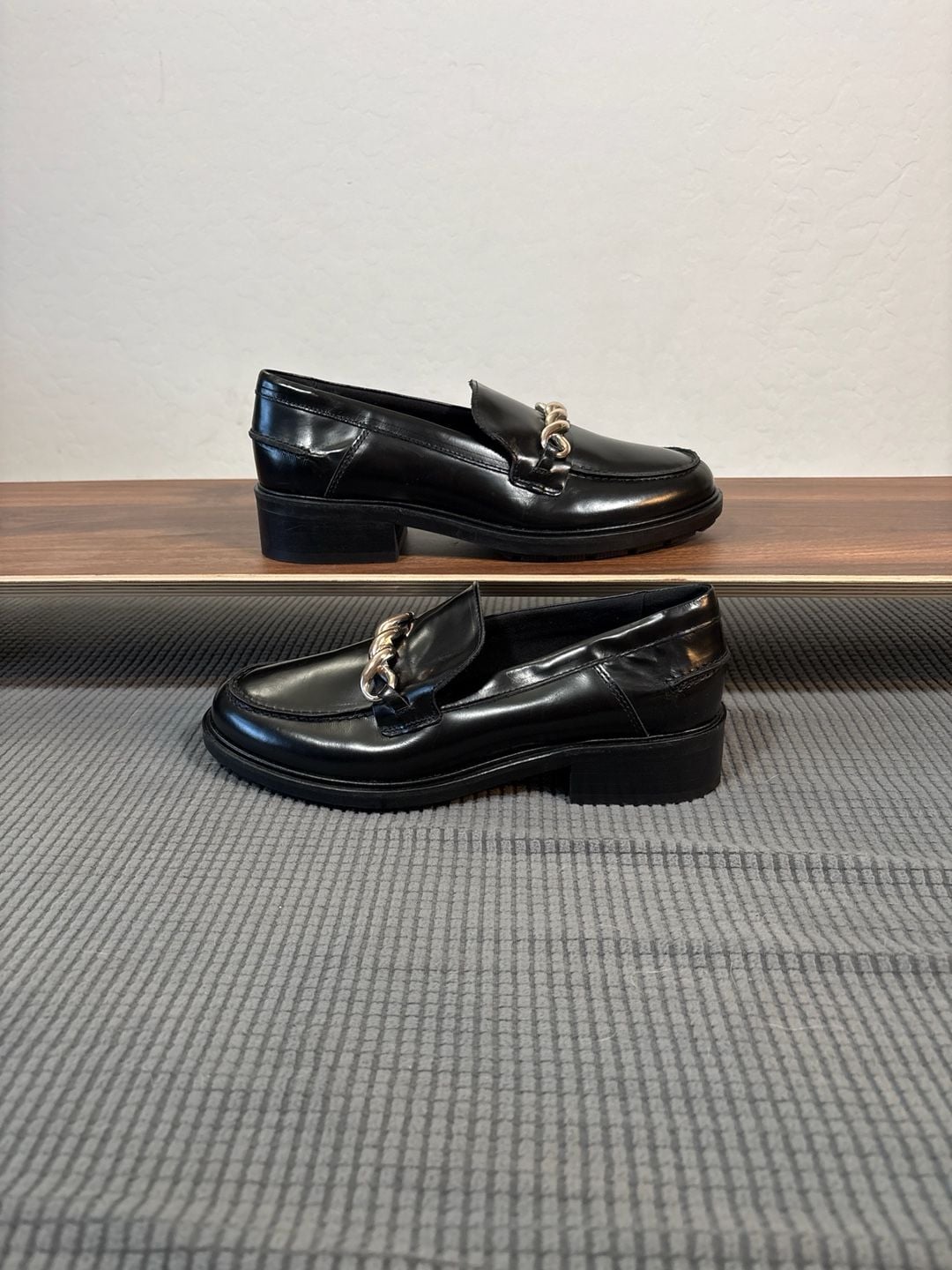 Tommy Hilfiger Twist Chain Leather Moccasion Loafers 8