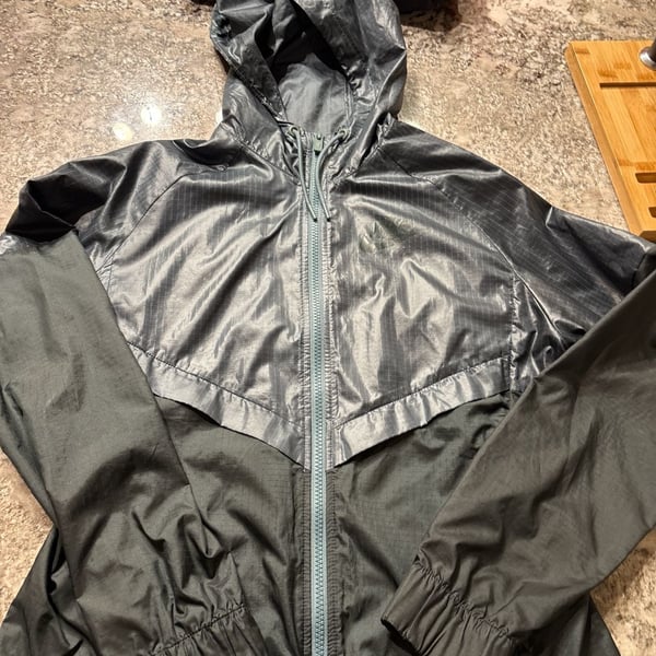 Nike Women's Windrunner Full-Zip Metallic Charcoal Ripstop Hooded Windbreaker Jacket