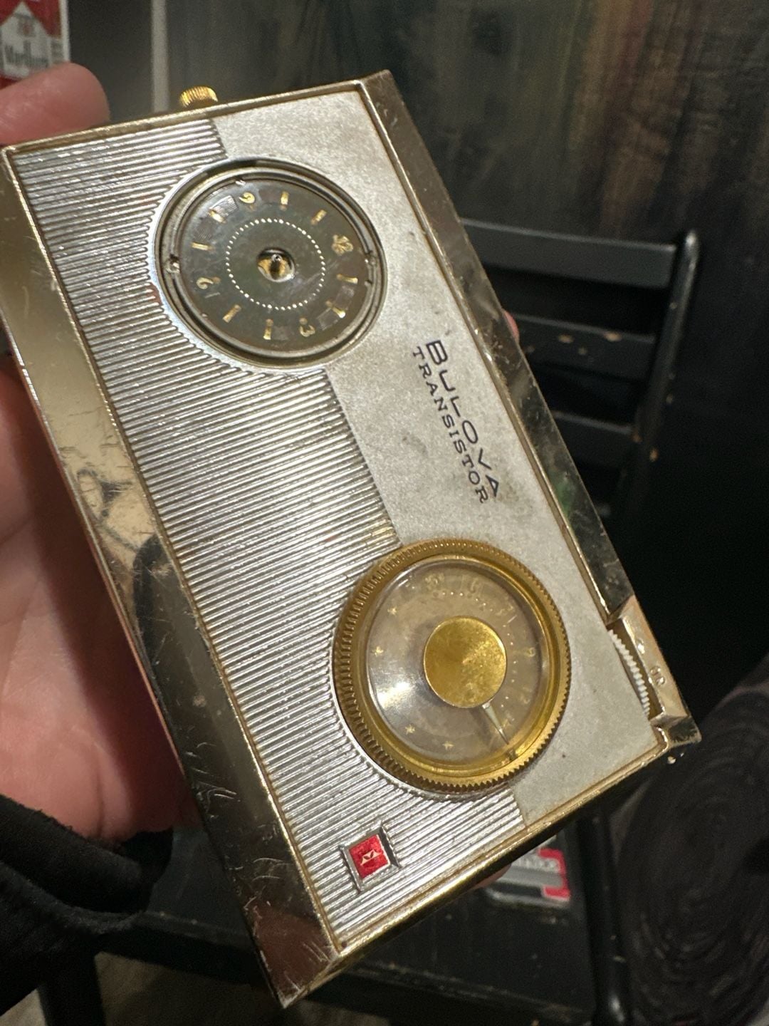 Vintage Bulova 6-Transistor 1-00100E Portable AM Clock Radio 2
