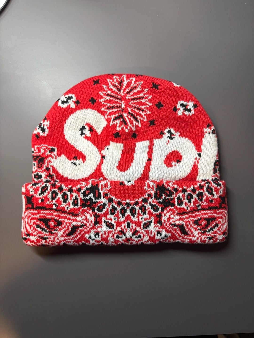 Supreme big logo bandana beanie 🔥
-Brand new 🏷️
-Ships next day 📦
-Send offers ✉️
#supreme #beanie #winter #casual #luxe 2