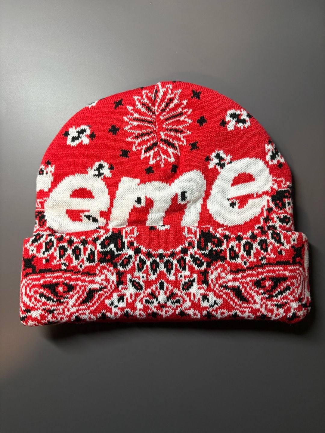 Supreme big logo bandana beanie 🔥
-Brand new 🏷️
-Ships next day 📦
-Send offers ✉️
#supreme #beanie #winter #casual #luxe 3