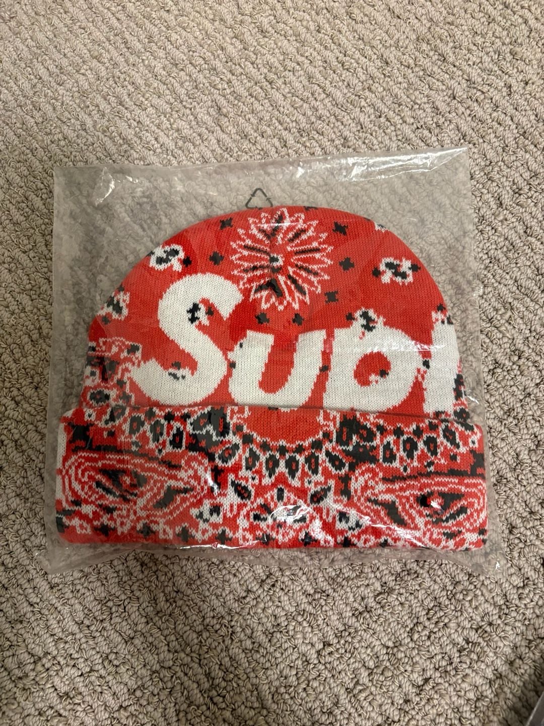 Supreme big logo bandana beanie 🔥
-Brand new 🏷️
-Ships next day 📦
-Send offers ✉️
#supreme #beanie #winter #casual #luxe 4