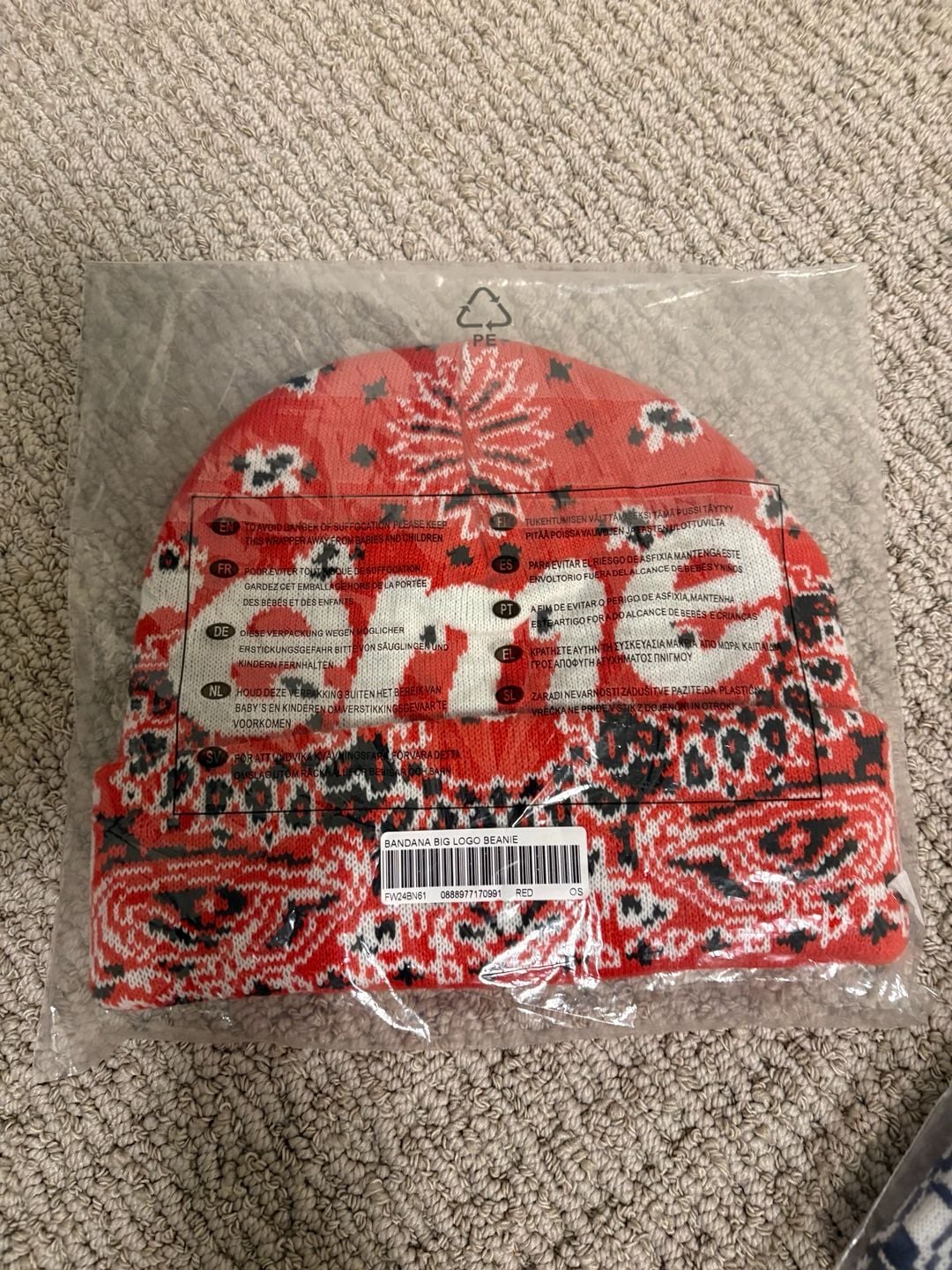 Supreme big logo bandana beanie 🔥
-Brand new 🏷️
-Ships next day 📦
-Send offers ✉️
#supreme #beanie #winter #casual #luxe 5