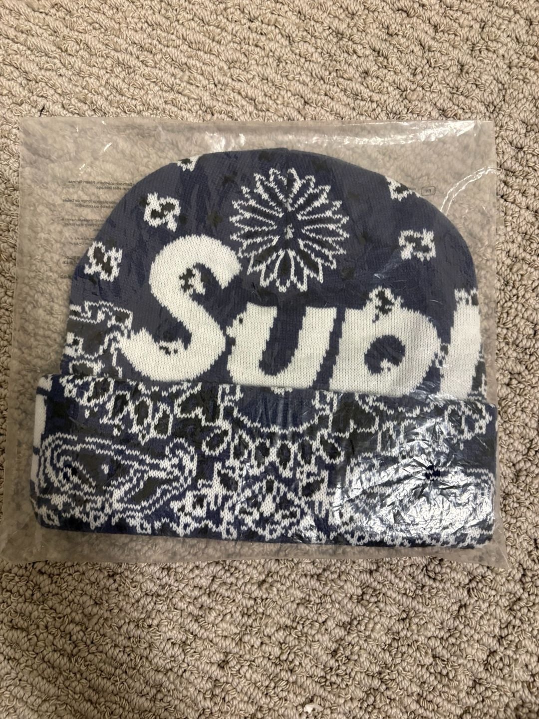 Supreme Bandana Big Logo Beanie Navy FW24 🔥
-Brand new 🏷️
-Ships next day 📦
-On hand ✅
#luxe #supreme #beanie #casual #trend 1