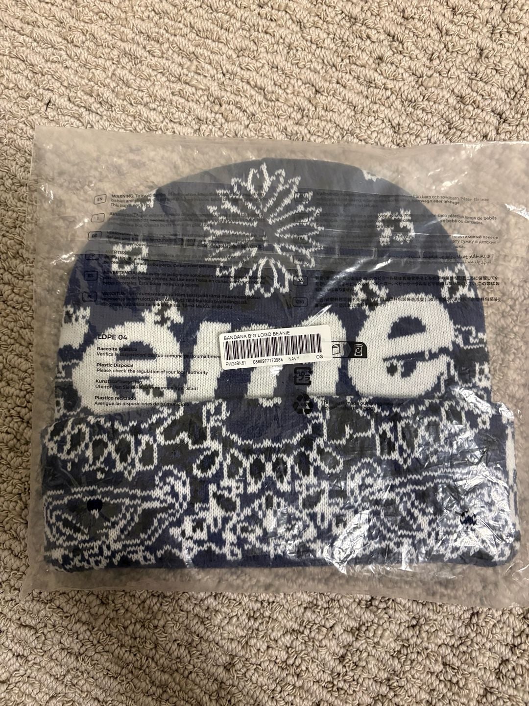 Supreme Bandana Big Logo Beanie Navy FW24 🔥
-Brand new 🏷️
-Ships next day 📦
-On hand ✅
#luxe #supreme #beanie #casual #trend 2