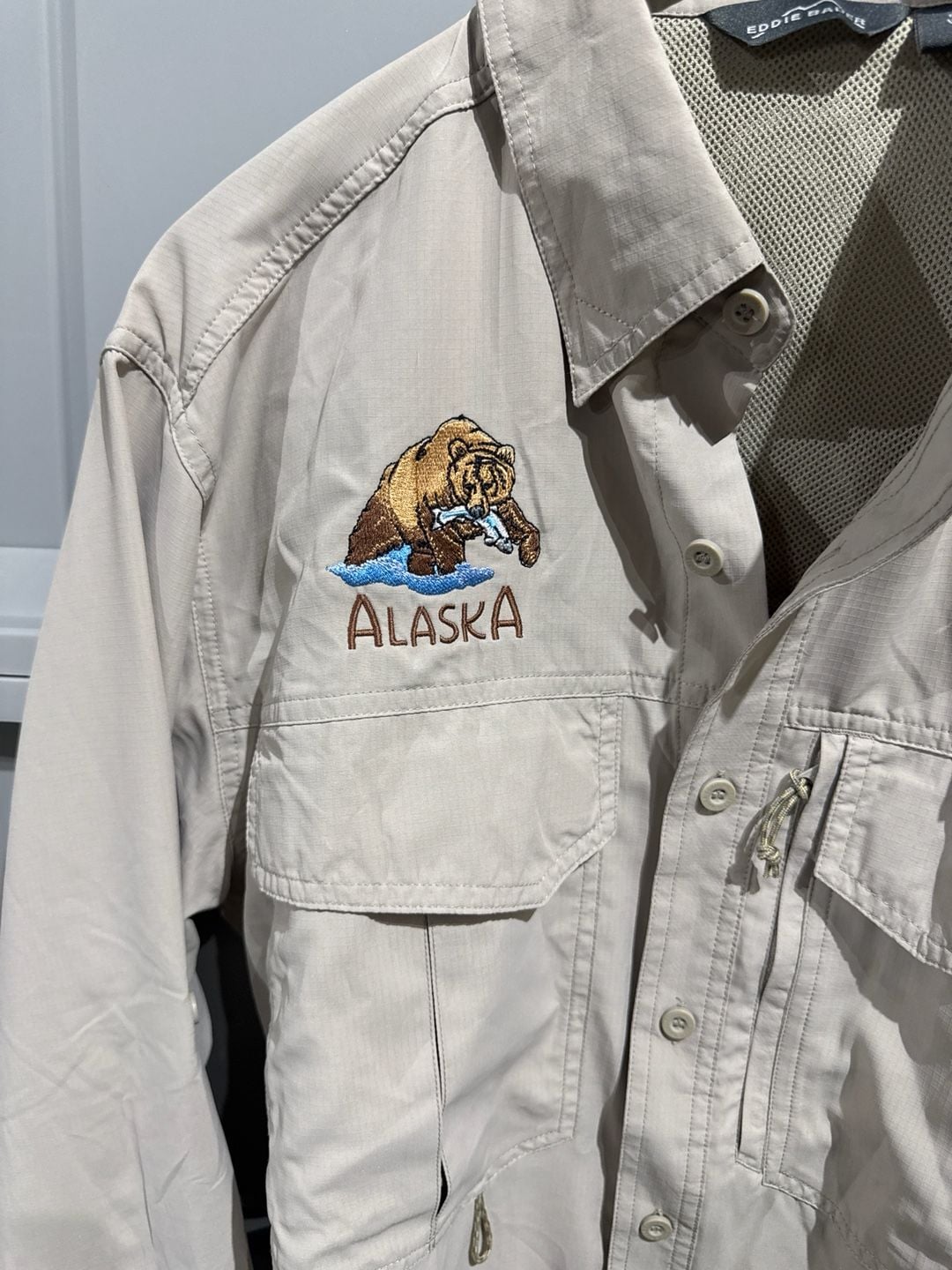 Eddie Bauer Men's Medium Alaska Brown Bear Fishing Shirt  9