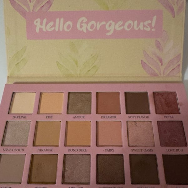 Smoke & Mirrors Natural Flirt 18 PC Eyeshadow Palette