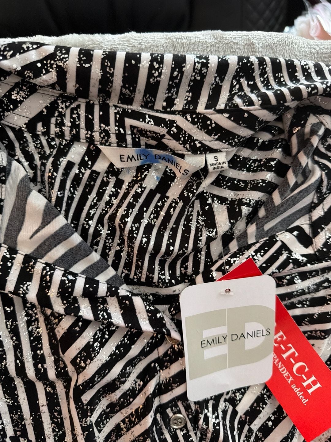 Emily Daniels Black & White Abstract Geometric Print Sleeveless Button Down Blouse NWT 3
