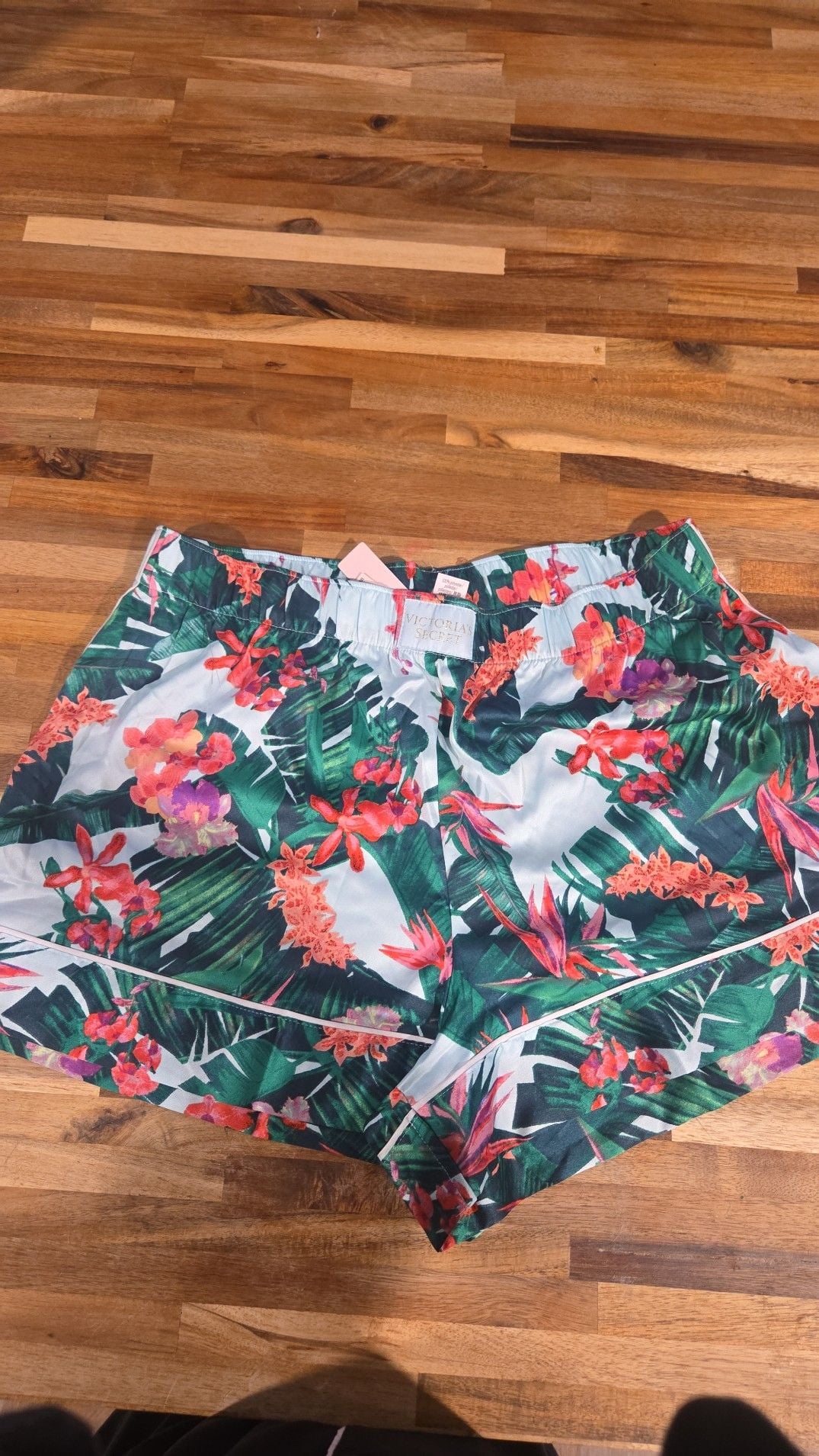 Victoria's Secret Tropic Satin Pajama Shorts in Green Floral size M NWT 1