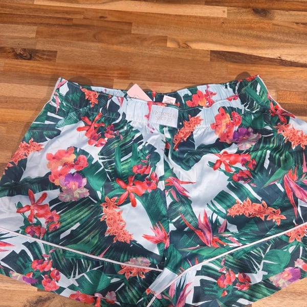 Victoria's Secret Tropic Satin Pajama Shorts in Green Floral size M NWT
