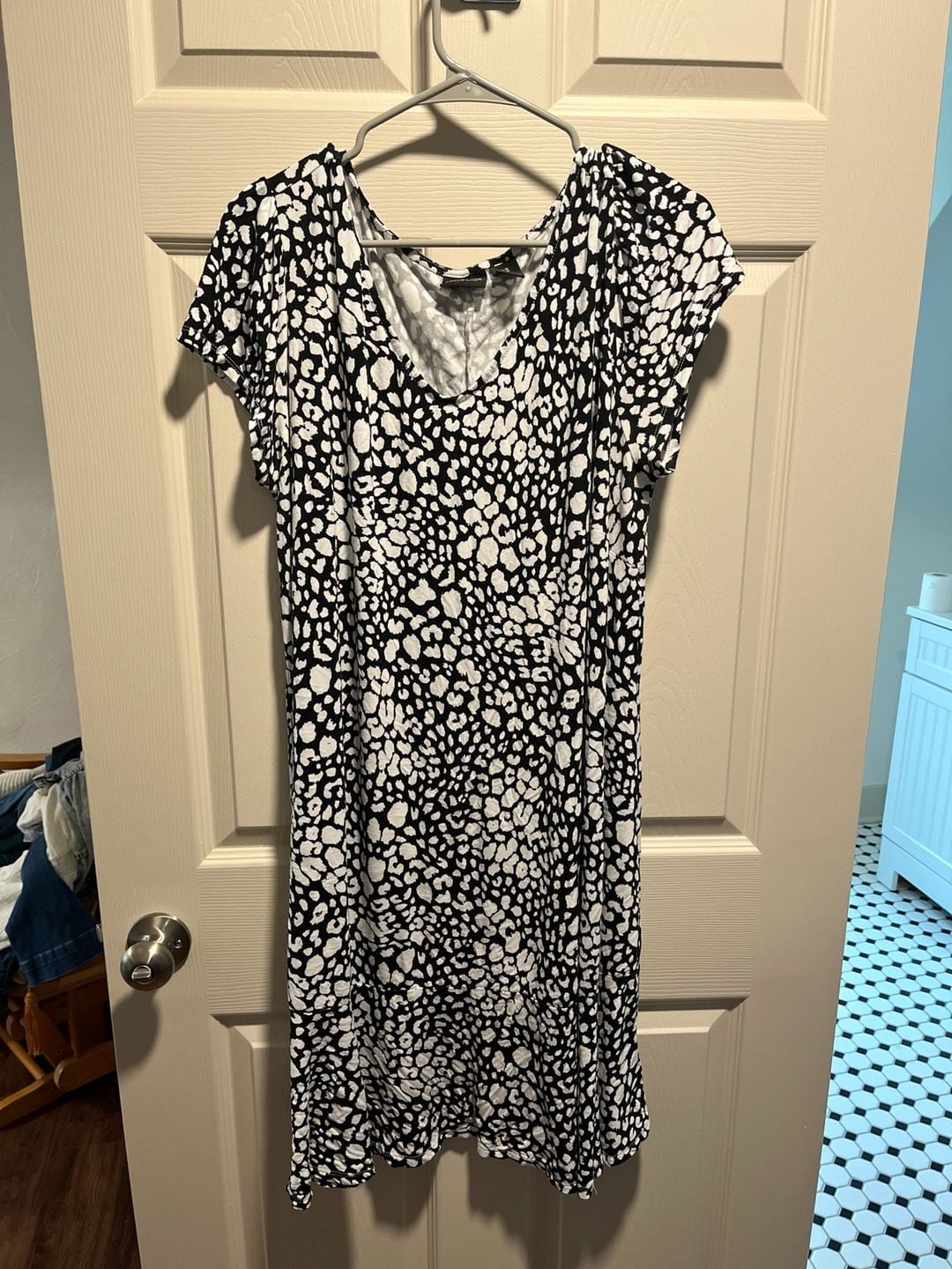 Rachel Zoe Black and White Animal Print V-Neck Short Sleeve Midi Dress Size 1X 2